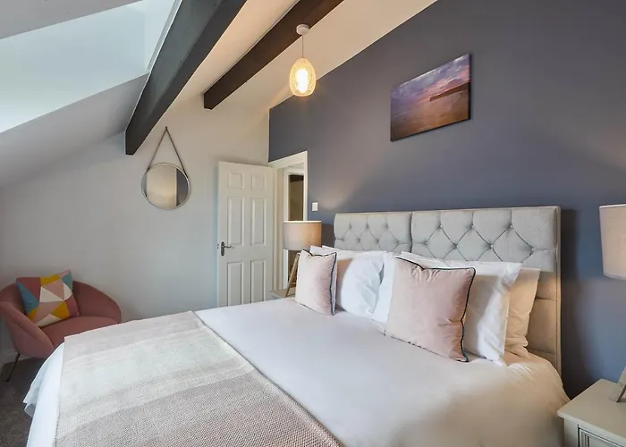 Host & - Emerald Hideaway Apartment